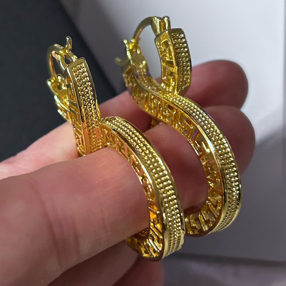Infiniti Gold Hoop Rarrings - Picture 8 of 11